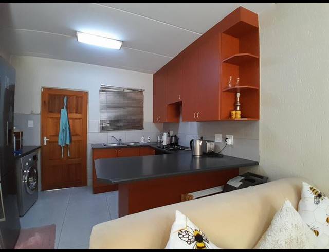 2 BEDROOM APARTMENT FOR SALE IN HEUWELSIG ESTATE